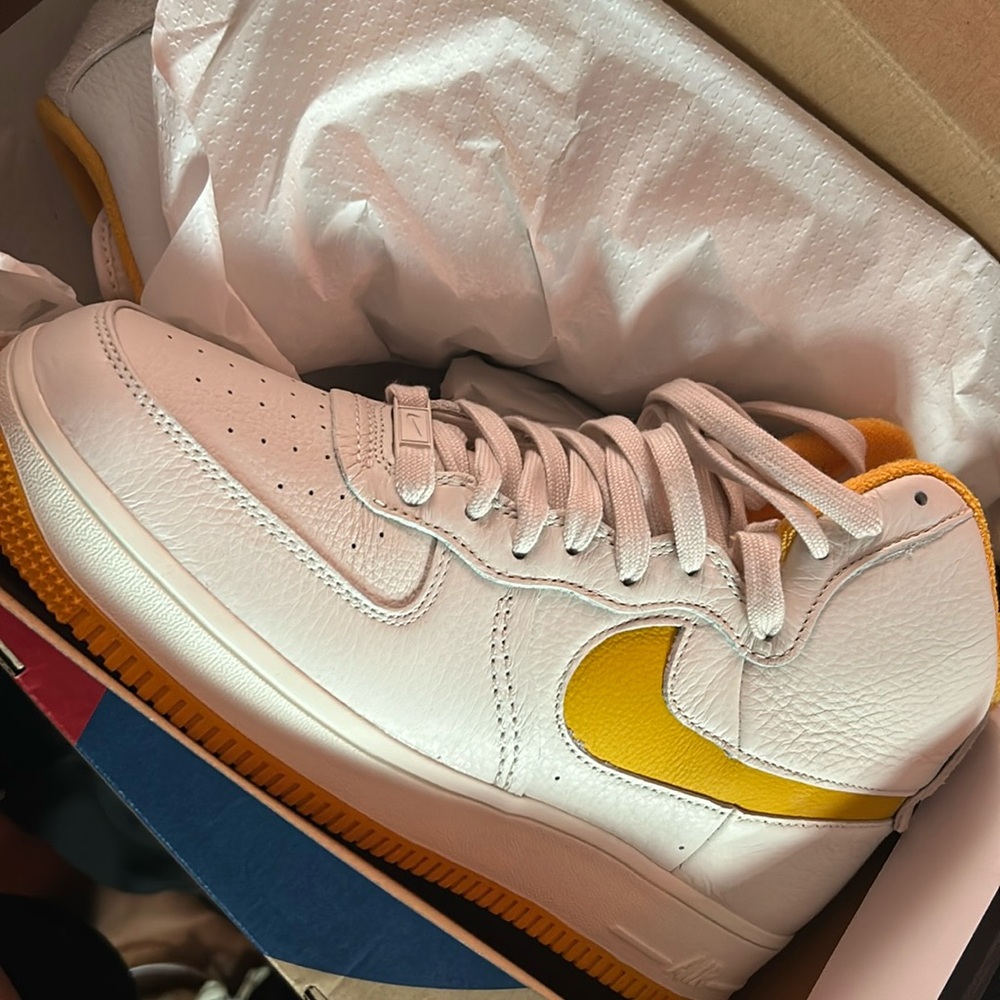 Nike women yellow and white air force 1’s (never worn fresh in its box )